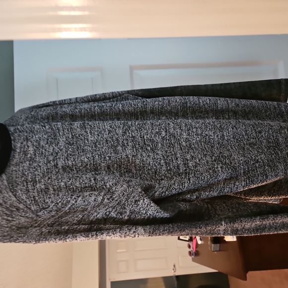 D&G Sweater - Picture 3 of 3